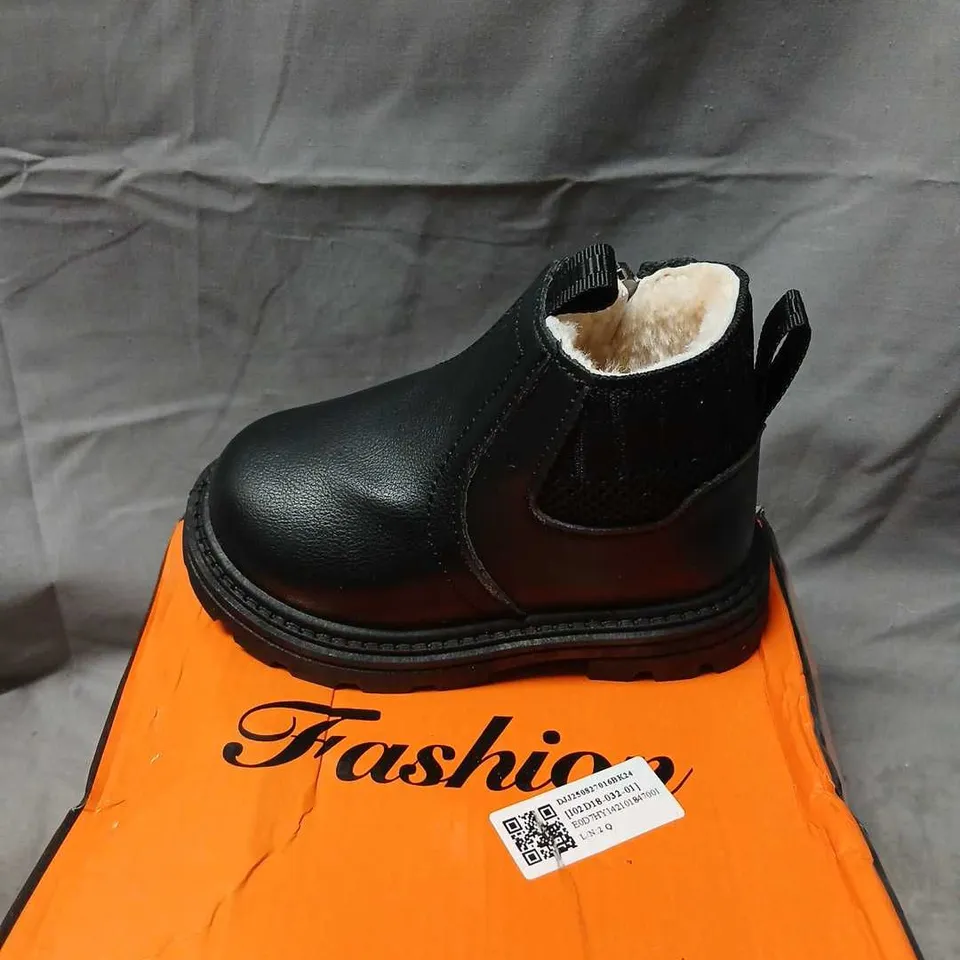 CHILDREN'S BLACK FAUX LEATHER BOOTS WITH FAUX FUR LINING – SIZE 24 (EU)