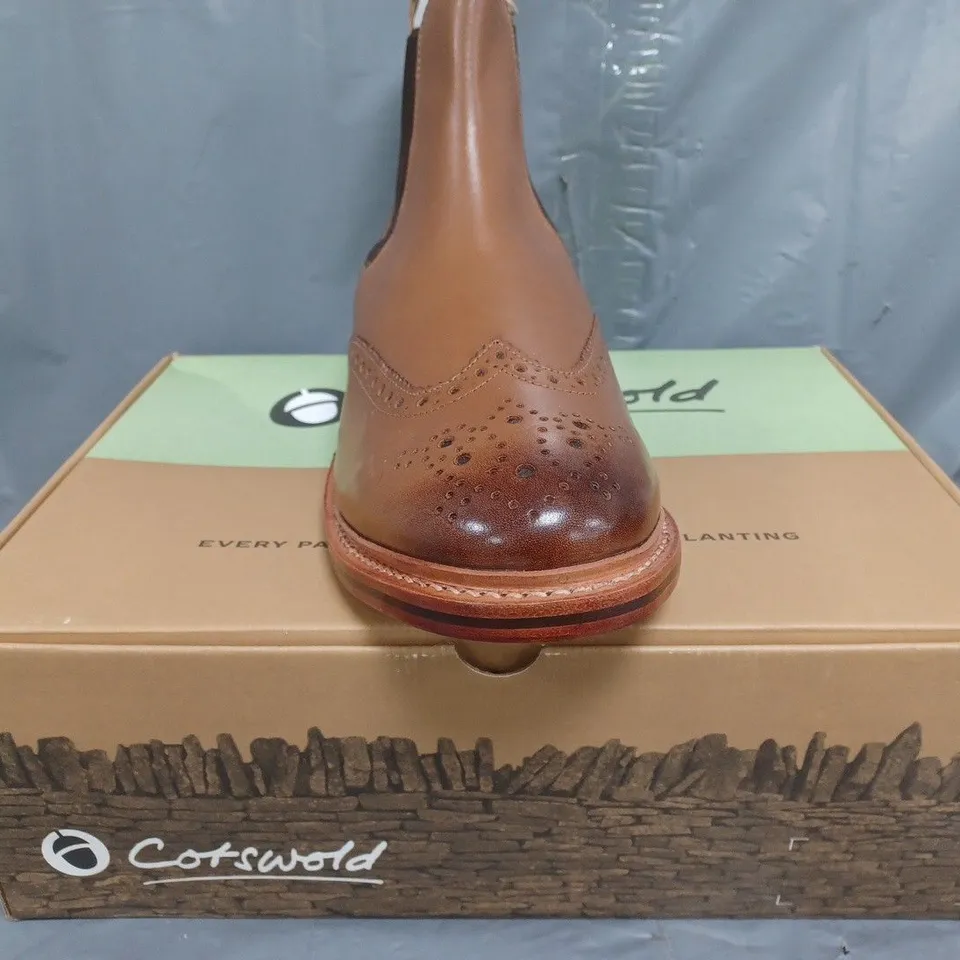 BOXED PAIR OF COTSWOLD SIDDINGTON LEATHER BOOTS IN BROWN SIZE UK 10