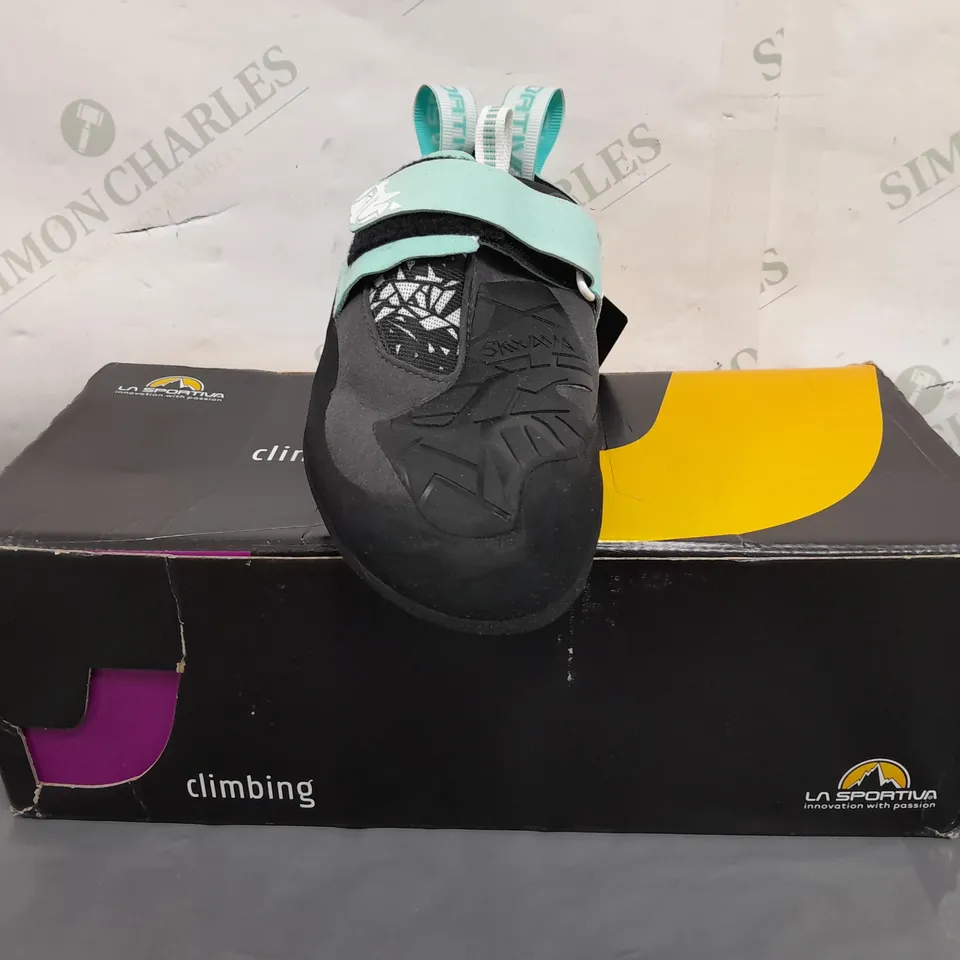 BOXED PAIR OF LA SPORTIVA SKWAMA VEGAN WOMENS CLIMBING SHOES IN CARBON/TURQUOISE UK 6.5