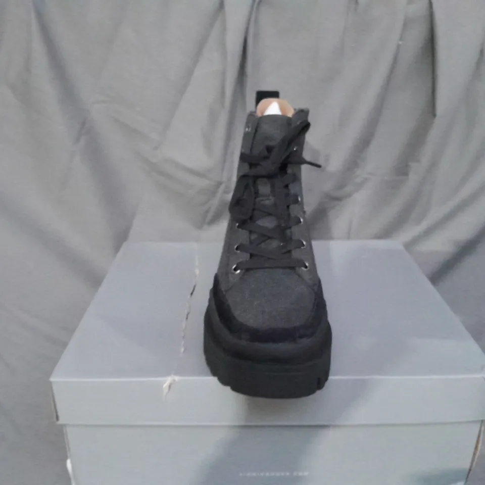 BOXED PAIR OF VIONIC ASPEN MILLIE LACE UP HIKER BOOTS IN BLACK SIZE 6