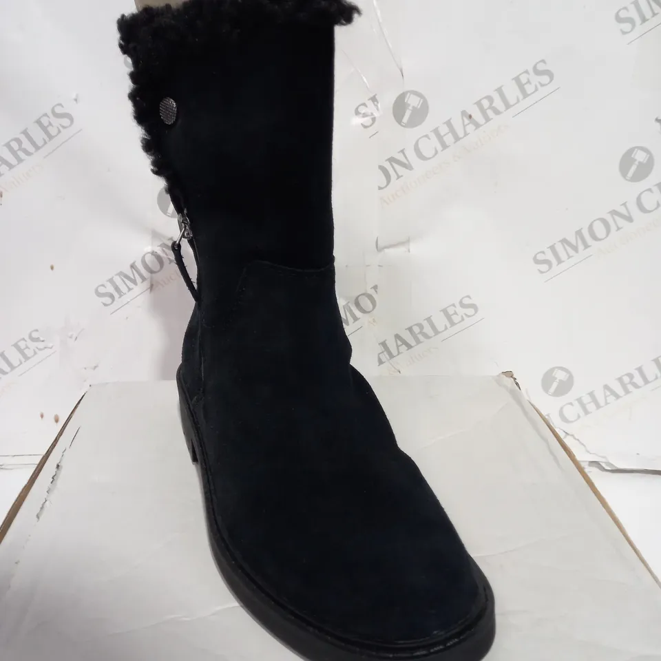 CLARKS OPAL ZIP BOOTS SIZE 4