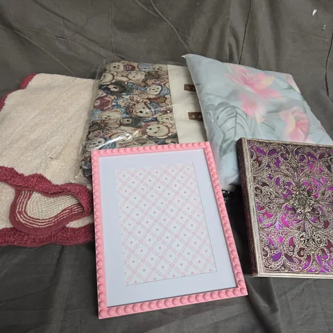 LARGE BOX OF APPROXIMATELY 15 ASSORTED HOUSEHOLD ITEMS TO INCLUDE - RUG - BAG - NOTEBOOK - ETC