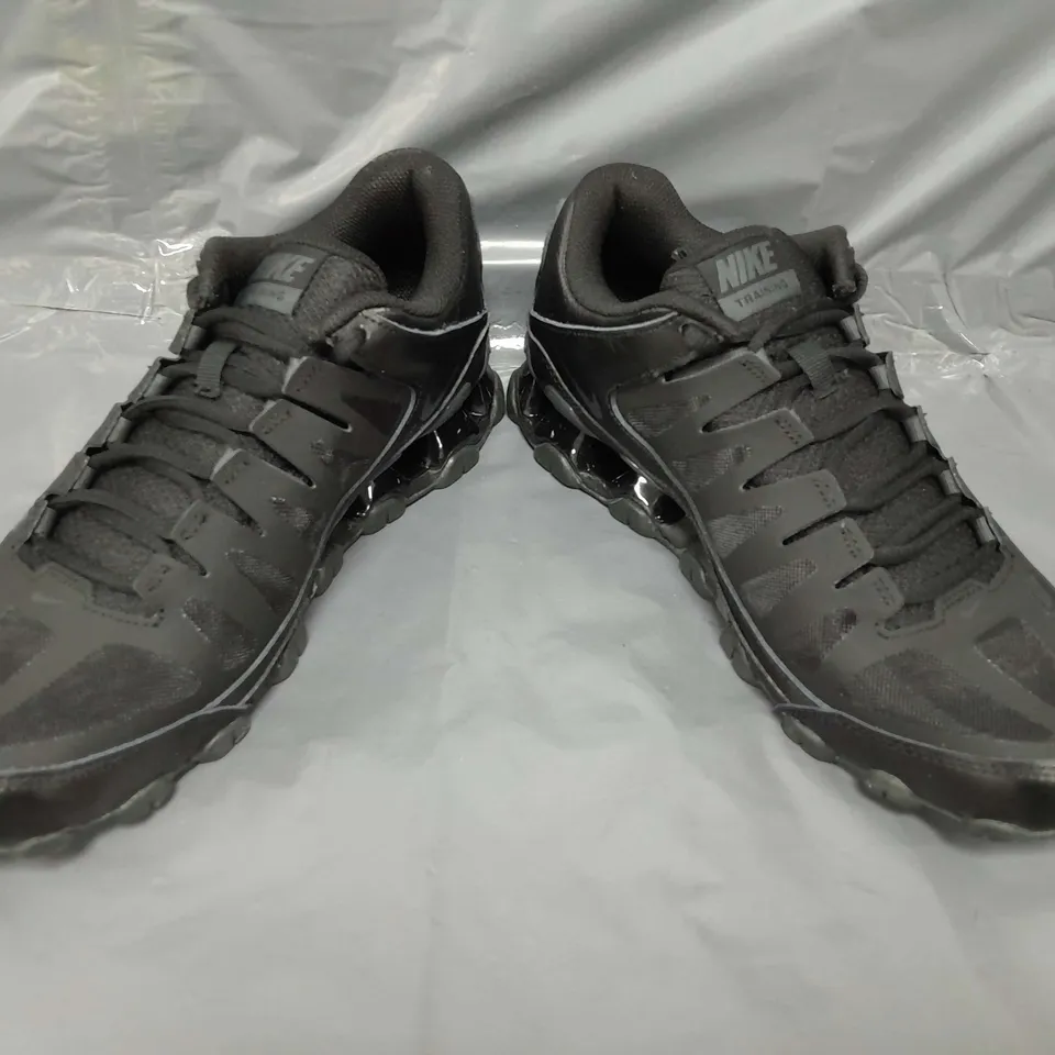 BOXED PAIR OF NIKE REAX 8 TRAINERS IN BLACK UK SIZE 8