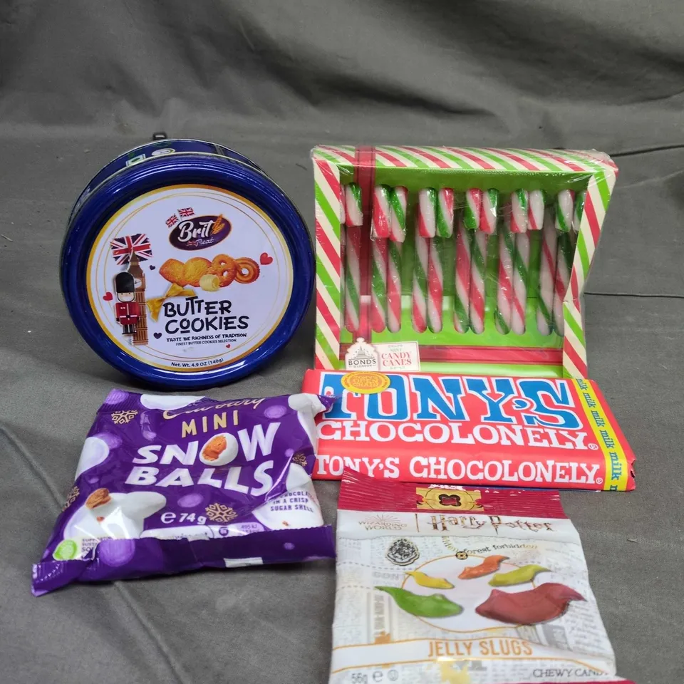 TOTE OF APPROXIMATELY 15 SWEETS AND CHOCOLATES ITEMS TO INCLUDE BUTTER COOKIES, CANDY CANES AND CADBURY MINI SNOWBALLS