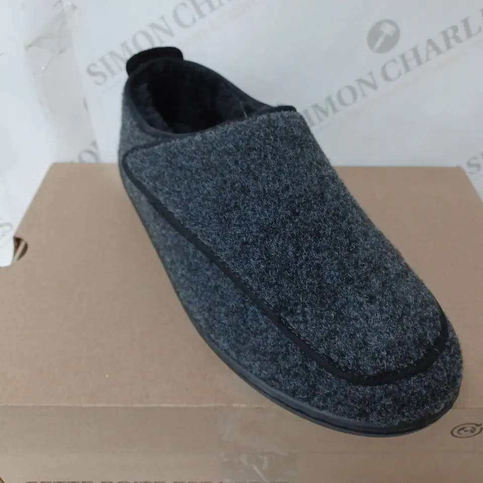 BOXED CLARKS MEN KING SLIPPER IN DARK GREY FELT - SIZE 10 MENS