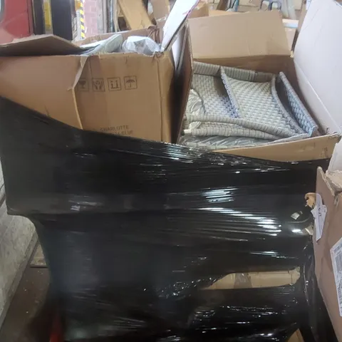 PALLET CONTAINING A LARGE QUANTITY OF ASSORTED GARDEN FURNITURE PARTS ECT