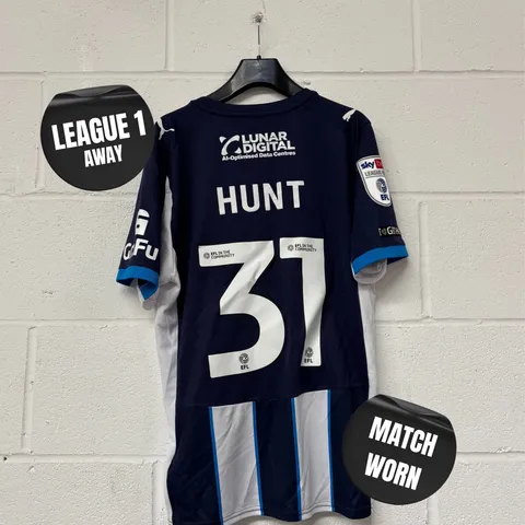 STOCKPORT COUNTY F.C LEAGUE ONE MATCH WORN AWAY SHIRT IN BLUE/WHITE - EU M / JACK HUNT #31