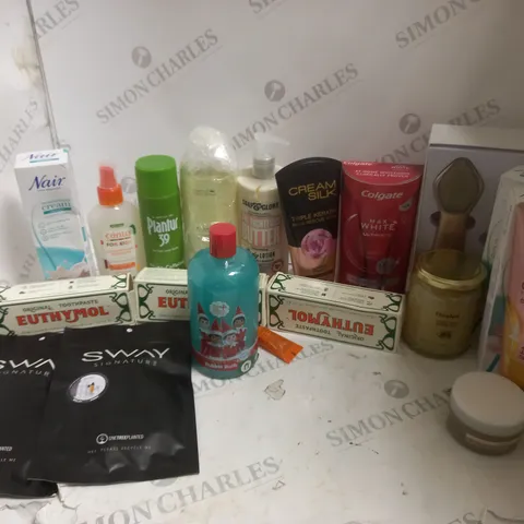 APPROXIMATELY 20 ASSORTED COSMETICS ITEMS TO INCLUDE COLGATE MAX WHITE ULTIMATE RADIANCE (75ml), CREAM SILK TRIPLE KERATIN RESCUE ULTRA CONDITIONER (170ml), SOAP & GLORY NOURISHING BODY LOTION (500ml)