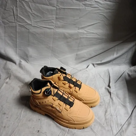 BOX OF APPROXIMATELY 20 PAIRS OF FOOTWEAR TO INCLUDE: BROWN BOOTS AND GREY SLIPPERS