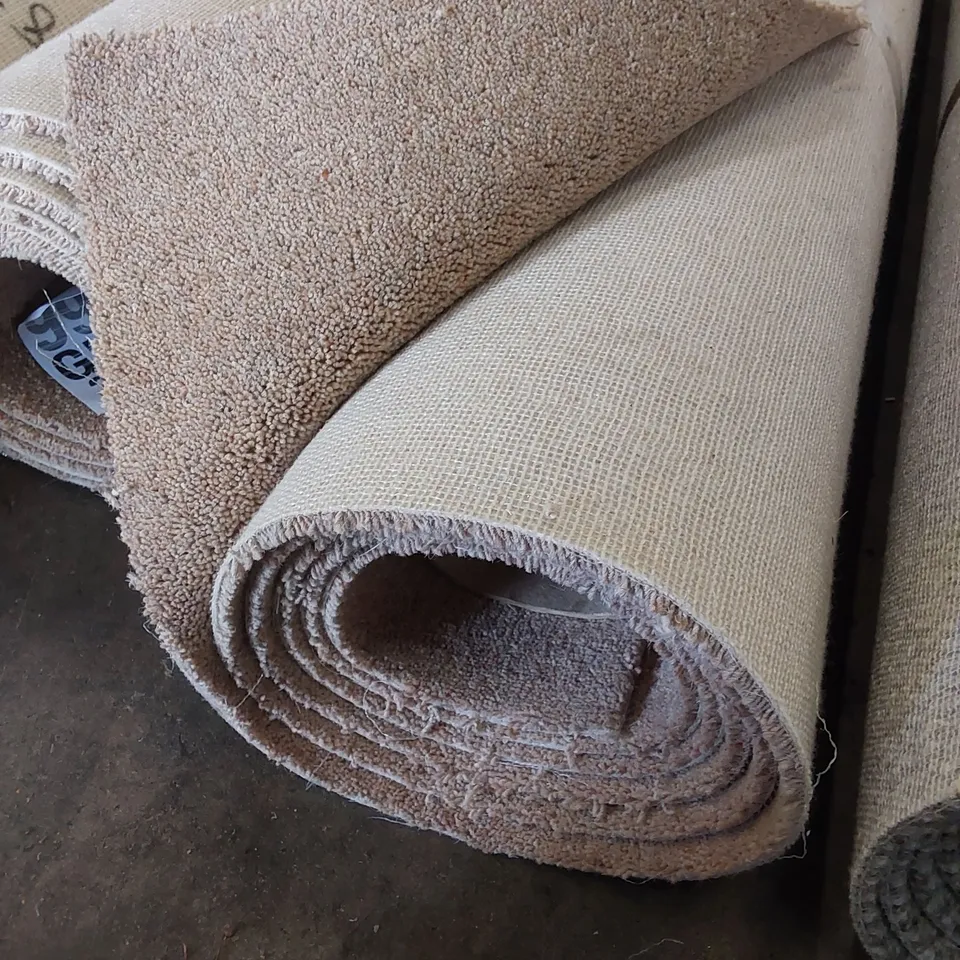 ROLL OF QUALITY DIM HEATHERS LIMESTONE CARPET // SIZE APPROX: 4m X 3.2m