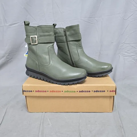 BOXED PAIR OF ADESSO ROBIN LEATHER BOOTS IN OLIVE SIZE 8