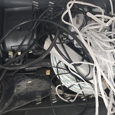 APPROXIMATELY 5 ASSORTED HOUSEHOLD ELECTRICAL ITEMS TO INCLUDE VARIOUS CABLES, ETC