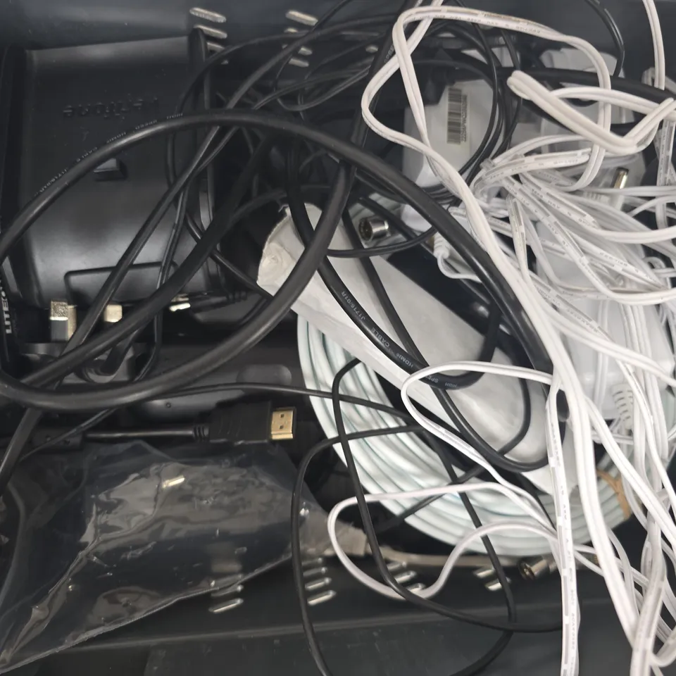 APPROXIMATELY 5 ASSORTED HOUSEHOLD ELECTRICAL ITEMS TO INCLUDE VARIOUS CABLES, ETC