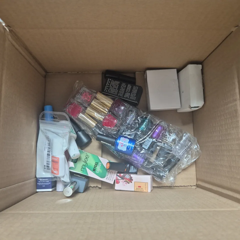 APPROXIMATELY 20 BOTTLES OF NAIL VARNISH TO INCLUDE BLUE SKY, OULISI AND JR