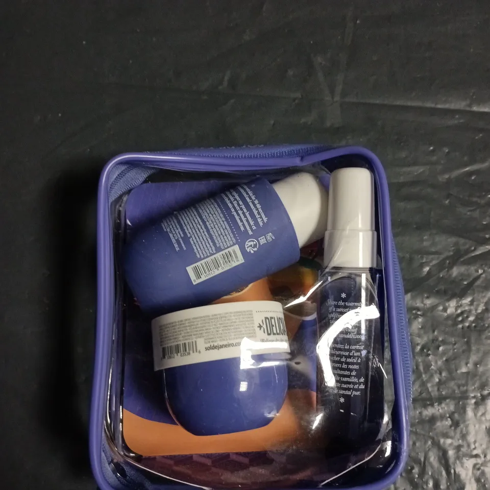 SOL DE JANEIRO DELICIA DRENCH JET SET GIFT POUCH – BODY CARE SET