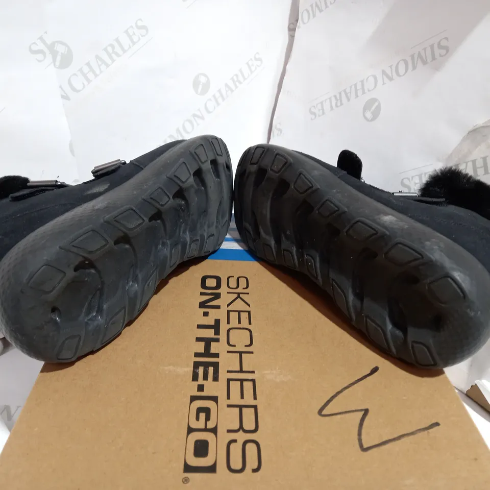 SKECHERS WINTER ON THE GO FAUX FUR TRIM BLACK BOOTS - UK SIZE 6