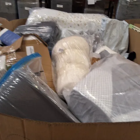 PALLET CONTAINING A LARGE QUANTITY OF PILLOWS