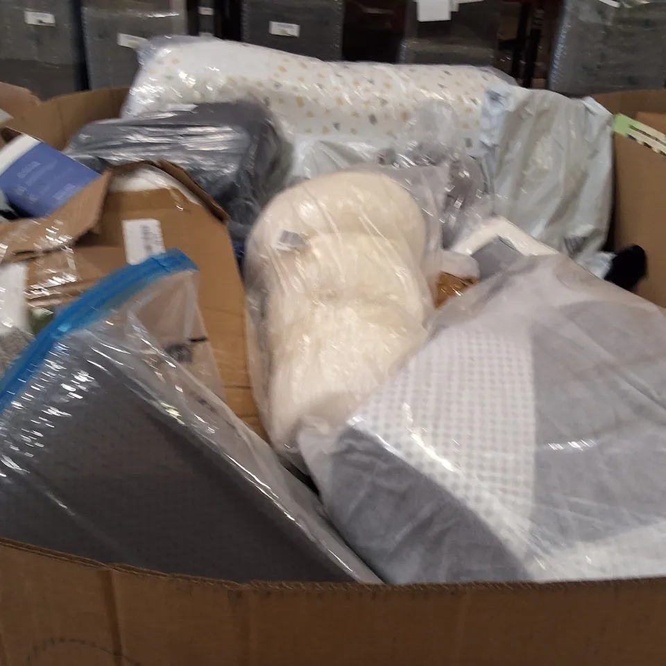 PALLET CONTAINING A LARGE QUANTITY OF PILLOWS