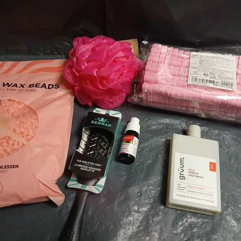 APPROXIMATELY 10 ASSORTED HEALTH & BEAUTY PRODUCTS TO INCLUDE GRUUM FACE WASH, WAX BEADS, DENMAN BRUSH ETC