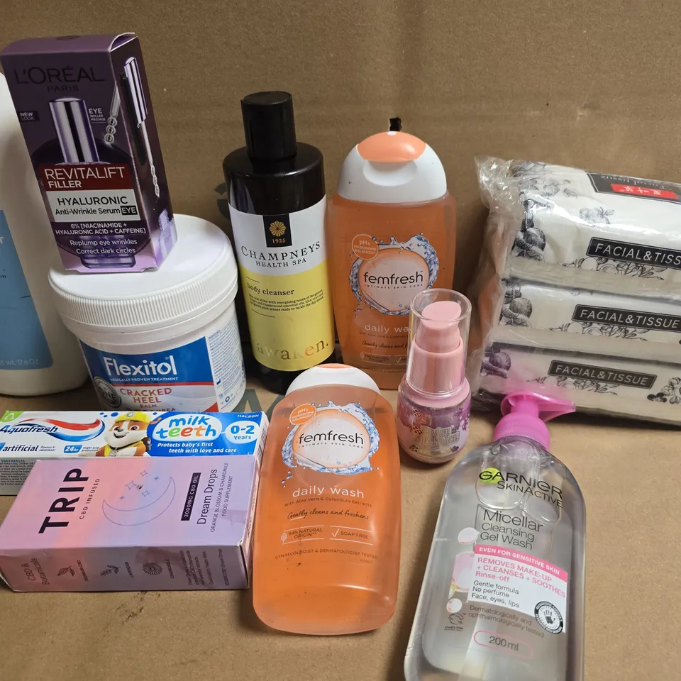 APPROXIMATELY 15 ASSORTED HEALTH & BEAUTY PRODUCTS TO INCLUDE TOOTHPASTE, L'OREAL AND TRIP