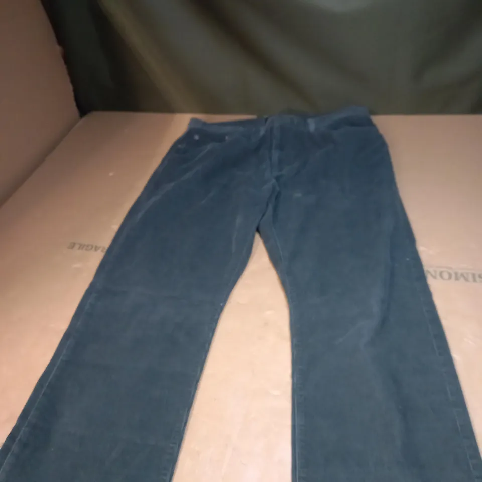 PAIR OF MENS GREEN GAP STRAIGHT FIT TROUSERS SIZE 34