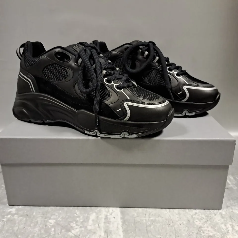 BOXED PAIR OF CLEENS PULSE RUNNER SHOES IN PHANTOM BLACK UK SIZE 7