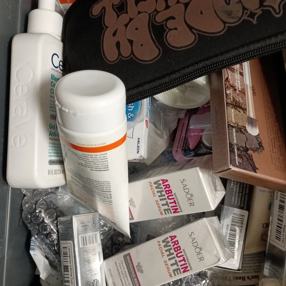 APPROXIMATELY 15 ASSORTED HEALTH & BEAUTY PRODUCTS TO INCLUDE DENTYL MOUTHWASH, BAMBOO COTTON BUDS, WHIPPED CONDITIONER ETC 