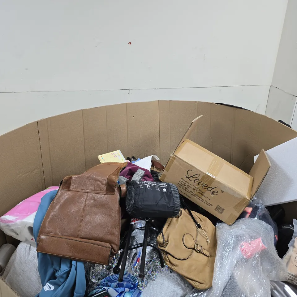 PALLET TO CONTAIN A LARGE AMOUNT OF ASSORTED HOUSEHOLD ITEMS