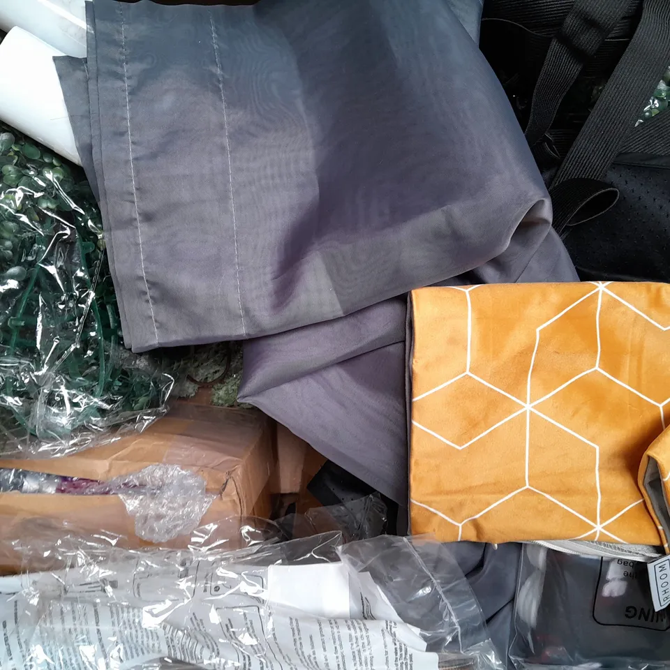 BOX OF APPROXIMATELY 20 ASSORTED HOUSEHOLD ITEMS TO INCLUDE REUSABLE COFFEE CUP, TIE HANDLE POO BAGS, ETC