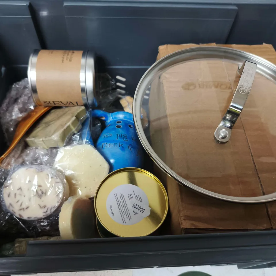 LOT OF APPROXIMATELY 10 ASSORTED POTTERY AND GLASS ITEMS
