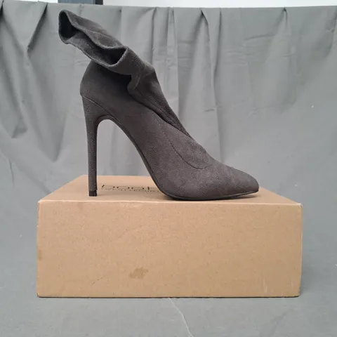 BOXED PAIR OF BOOHOO POINTED TOE STILETTO SOCK BOOTS IN GREY EU SIZE 37
