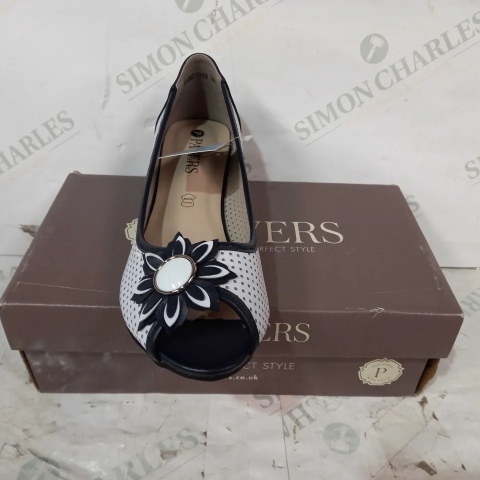 BOXED PAIR OF PAVERS SLIP-ON WEDGE SHOES IN WHITE/NAVY W. FLORAL DESIGN EU SIZE 39
