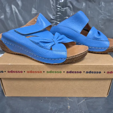 BOXED PAIR OF ADESSO OPEN TOE LOW WEDGE SANDALS IN BLUE SIZE 6