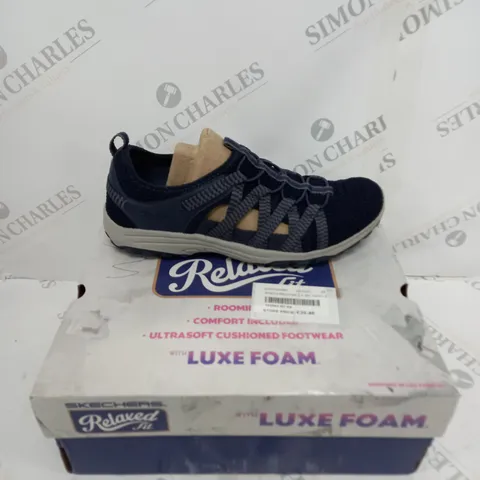 BOXED SKETCHERS REGGAE 2.0 NAVY SIZE 6