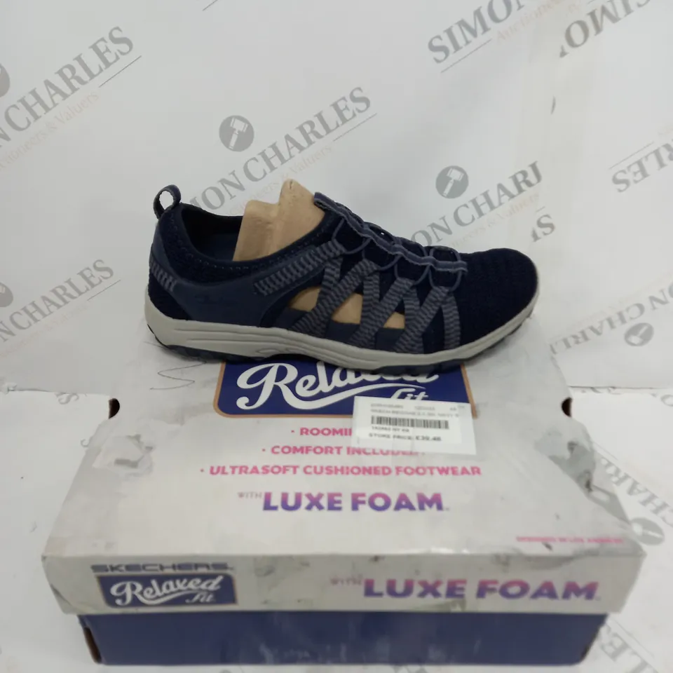 BOXED SKETCHERS REGGAE 2.0 NAVY SIZE 6