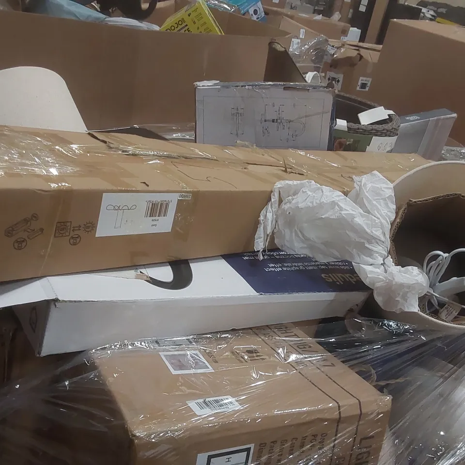 PALLET CONTAINING A VERY LARGE QUANTITY OF ASSORTED CONSUMER PRODUCTS INCLUDING: AIRFRYER, KETER STOOL, TAP, TABLE LAMP ECT