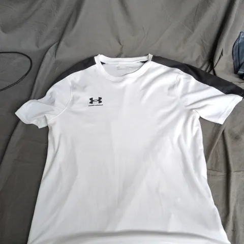 UNDER ARMOUR WHITE PERFORMANCE T-SHIRT WITH BLACK SHOULDER PANELS – UK XL