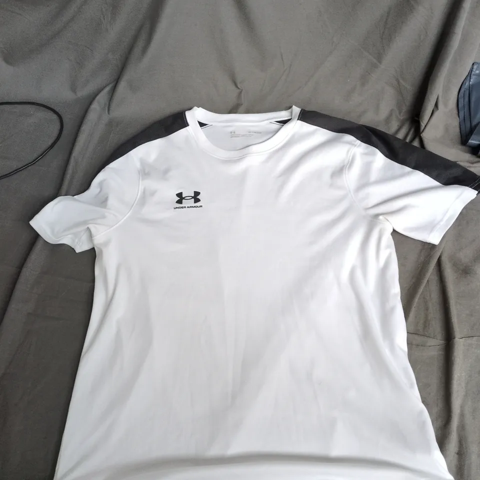 UNDER ARMOUR WHITE PERFORMANCE T-SHIRT WITH BLACK SHOULDER PANELS – UK XL