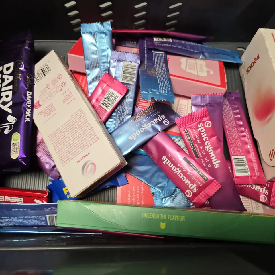 APPROXIMATELY 15 ASSORTED FOOD & DRINK ITEMS TO INCLUDE - AMAZON DIET COLA , AIR UP KOLA ETC