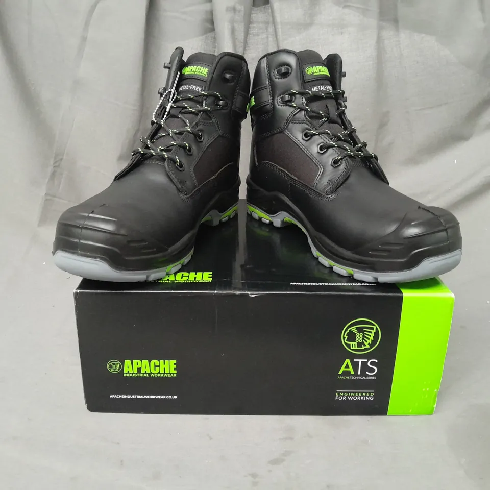 BOXED PAIR OF APACHE ANKLE BOOTS IN BLACK SIZE 8