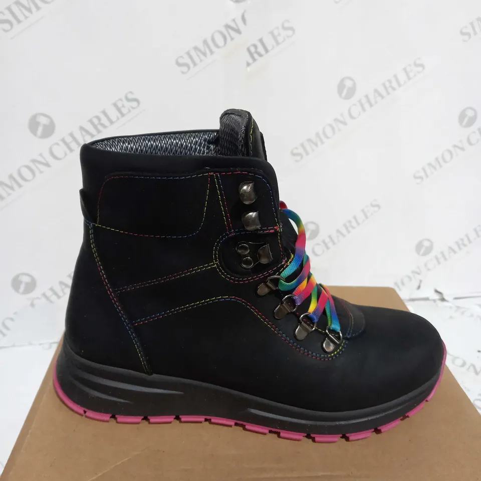 BOXED PAIR OF ADESSO AERA WATERPROOF BOOTS  SIZE 5