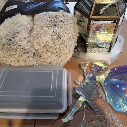 LOT OF APPROXIMATELY 13 ASSORTED ITEMS TO INCLUDE PRE-LIT LANTERN, PET BED, REFLECTIVE ANGEL AND BEDSIDE DRAWERS