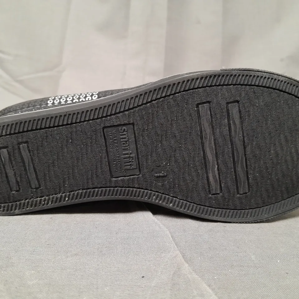 BOX OF APPROXIMATELY 15 PAIRS OF SMARTFIT SLIP-ON LOW WEDGE SHOES IN BLACK/METALLIC SILVER - VARIOUS SIZES