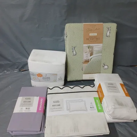 APPROXIMATELY 20 ASSORTED BEDDING ITEMS TO INCLUDE PIPED EDGE DUVET SET DOUBLE, COTTON RICH FITTED SHEET SINGLE, EASY CARE PILLOWCASES, ETC - COLLECTION ONLY