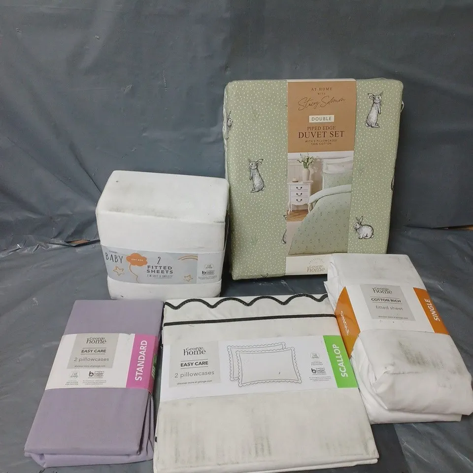 APPROXIMATELY 20 ASSORTED BEDDING ITEMS TO INCLUDE PIPED EDGE DUVET SET DOUBLE, COTTON RICH FITTED SHEET SINGLE, EASY CARE PILLOWCASES, ETC - COLLECTION ONLY