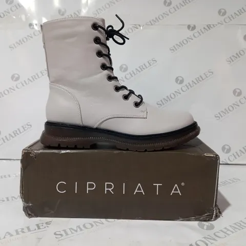 BOXED PAIR OF CIPRIATA ANNETTA ANKLE BOOTS IN WHITE UK SIZE 6