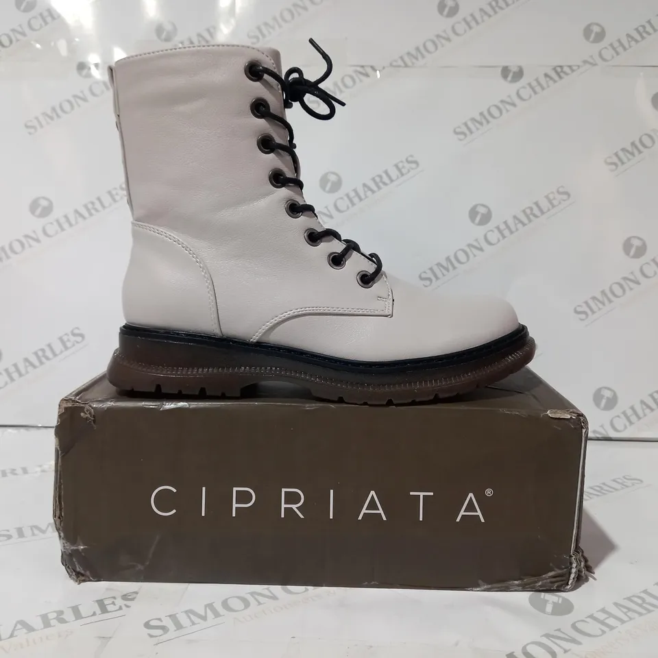 BOXED PAIR OF CIPRIATA ANNETTA ANKLE BOOTS IN WHITE UK SIZE 6