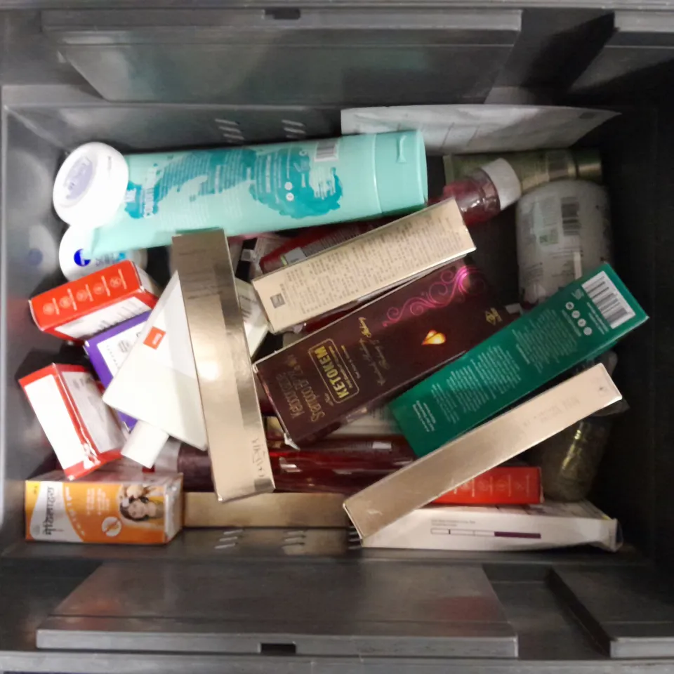 APPROXIMATELY 20 ASSORTED HEALTH & BEAUTY ITEMS TO INCLUDE - ESPA SHAMPOO, LISTERINE MOUTHWASH AND CANTU CURLING MOUSSE