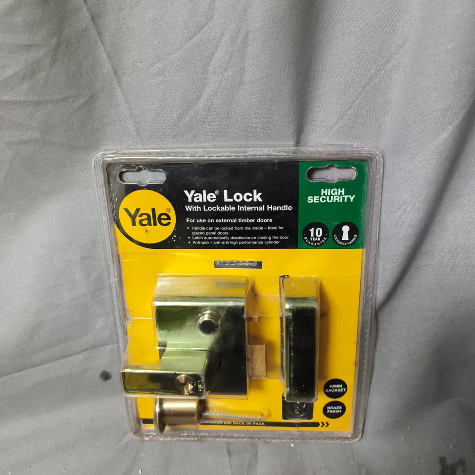 YALE LOCK WITH LOCKABLE INTERNAL HANDLE – BRASS FINISH (40MM BACKSET)