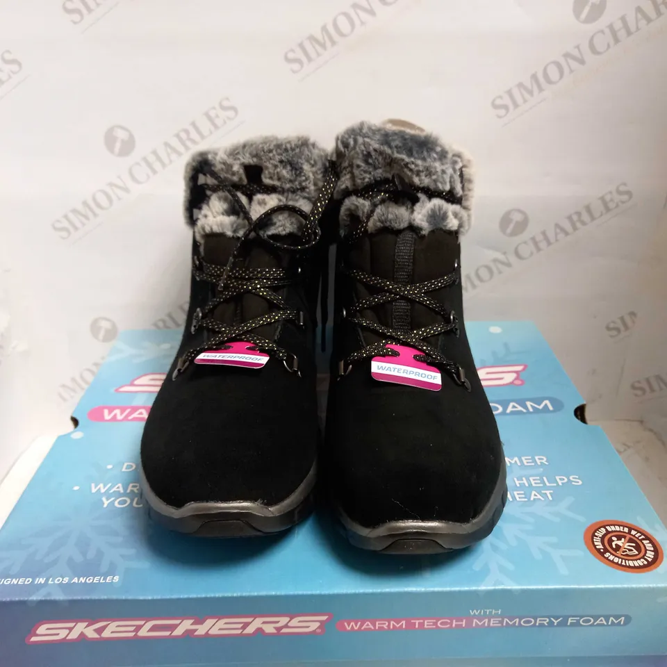 SKECHERS SYNERGY LACE BOOTS SIZE 8